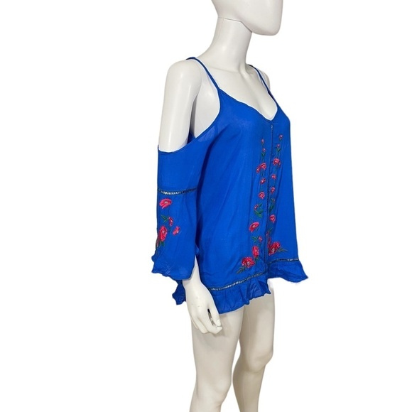 Umgee Blue Cold Shoulder Floral Embroidered Top
New - Picture 2 of 8